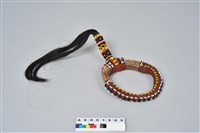 藏品(人髮珠飾野豬牙臂環)的圖片